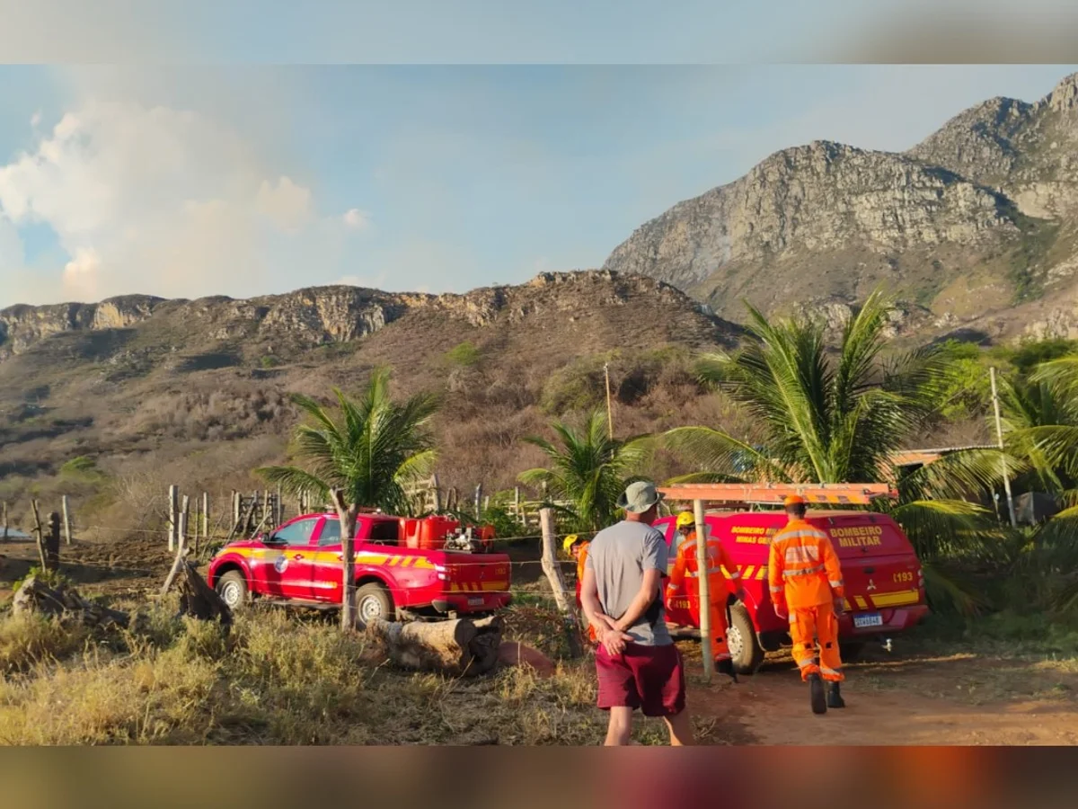 Bombeiros combatem incêndio florestal há 4 dias no Pico da Formosa, em MG