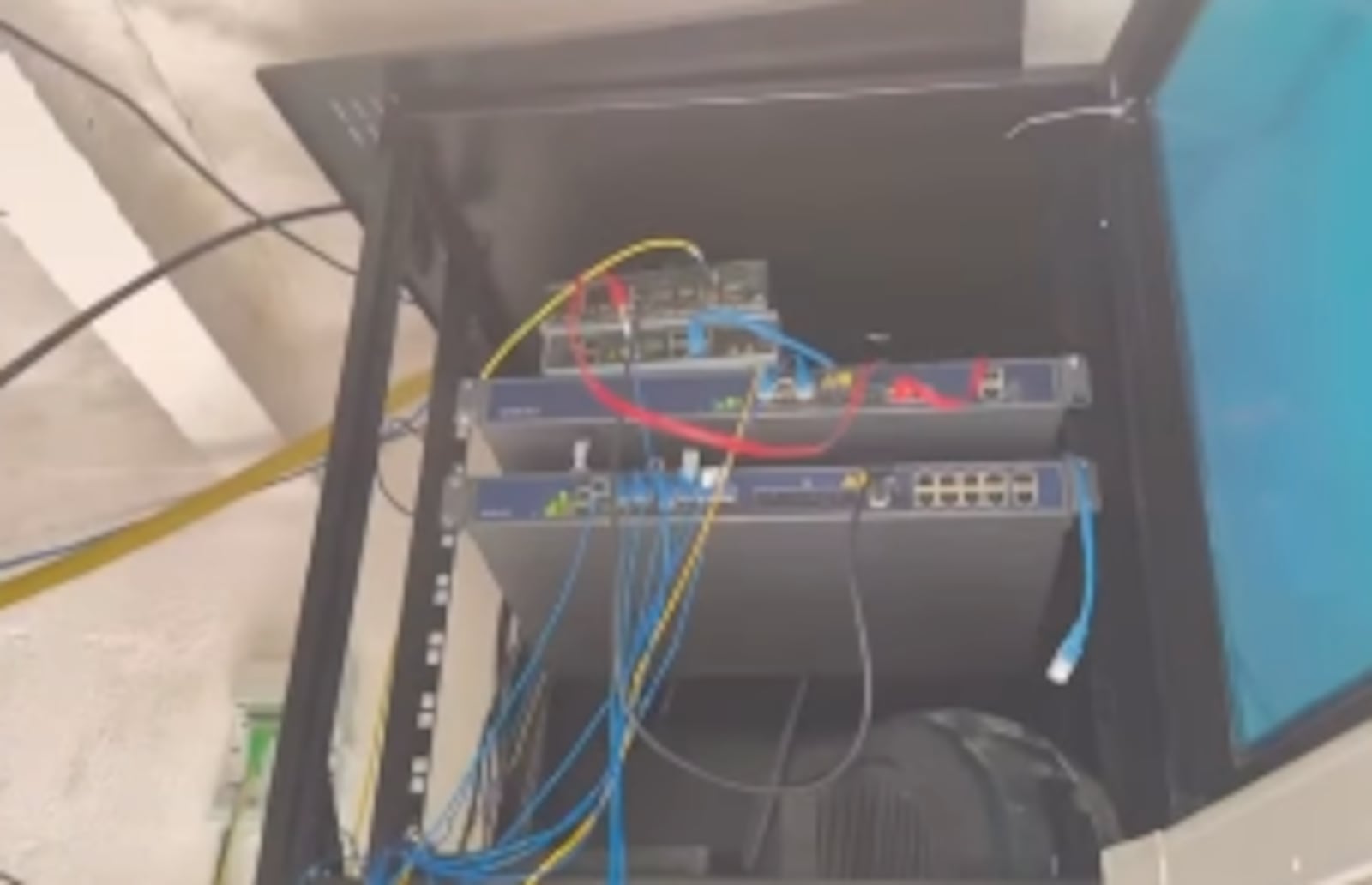 Agentes da DDSD apreenderam diversos equipamentos na central de internet clandestina Reprodução/Polícia Civil