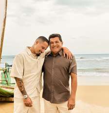 Italo Ferreira e o pai, Luiz Ferreira, também conhecido como 'Seu Luizinho'. Em campanha da Riachuelo para o Dia dos Pais, o surfista relembrou o apoio recebido do pai no início da carreira Foto: Divulgação/Riachuelo