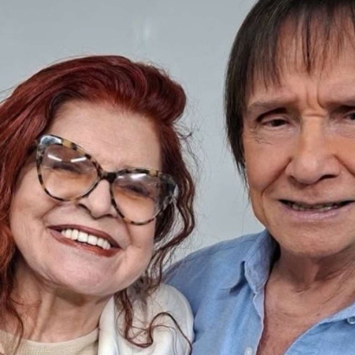 Quem é a ex-Frenética que se reencontrou com Roberto Carlos no camarim dele após muitos anos