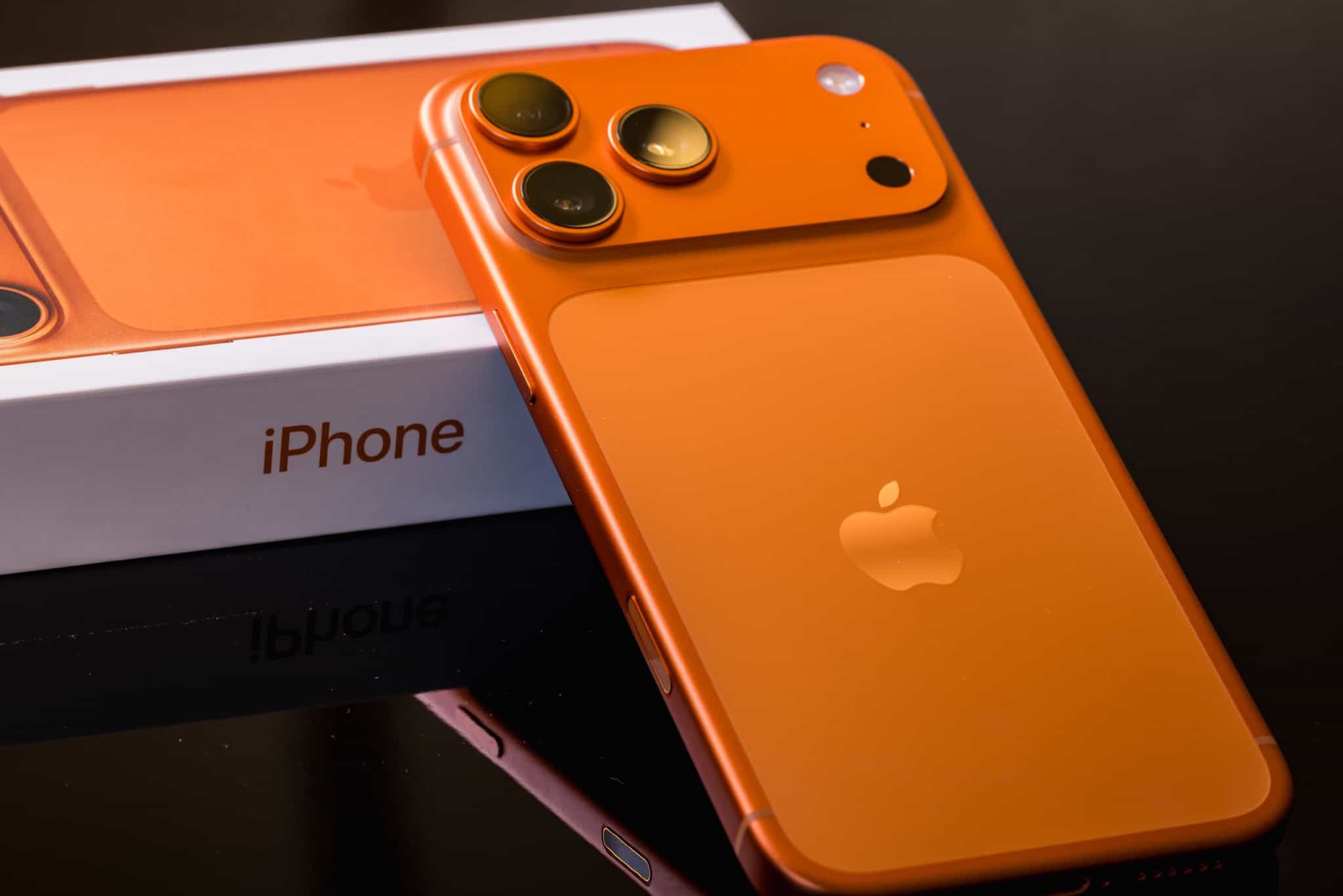 iPhone 17 Pro Max laranja em cima de sua caixa