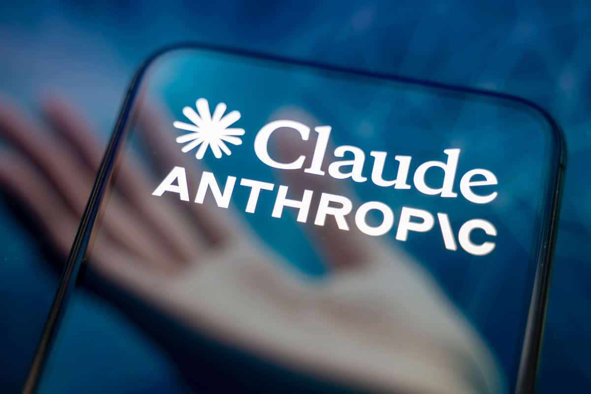 logotipo da inteligência artificial Claude, desenvolvido pela Anthropic, aparece em um smartphone