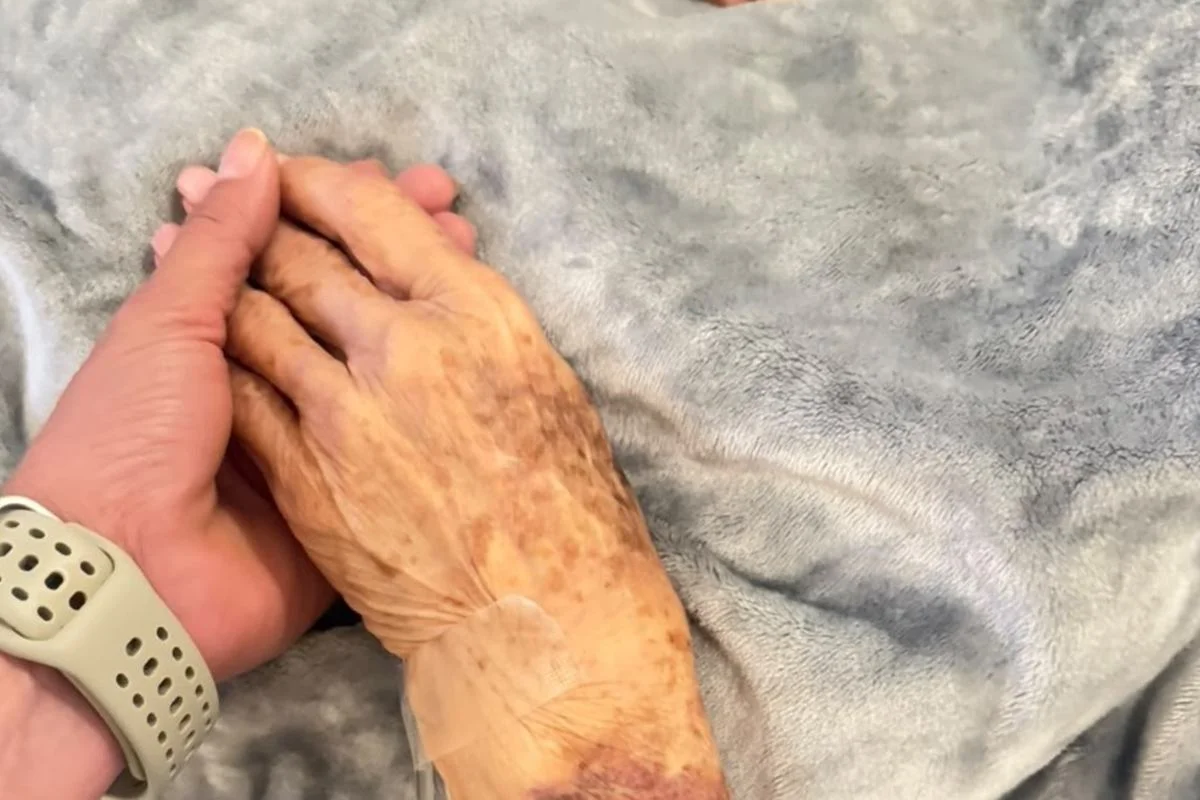 Imagem da matéria: Após suspender agendas, Celina posta foto com a mãe: "Minha prioridade"