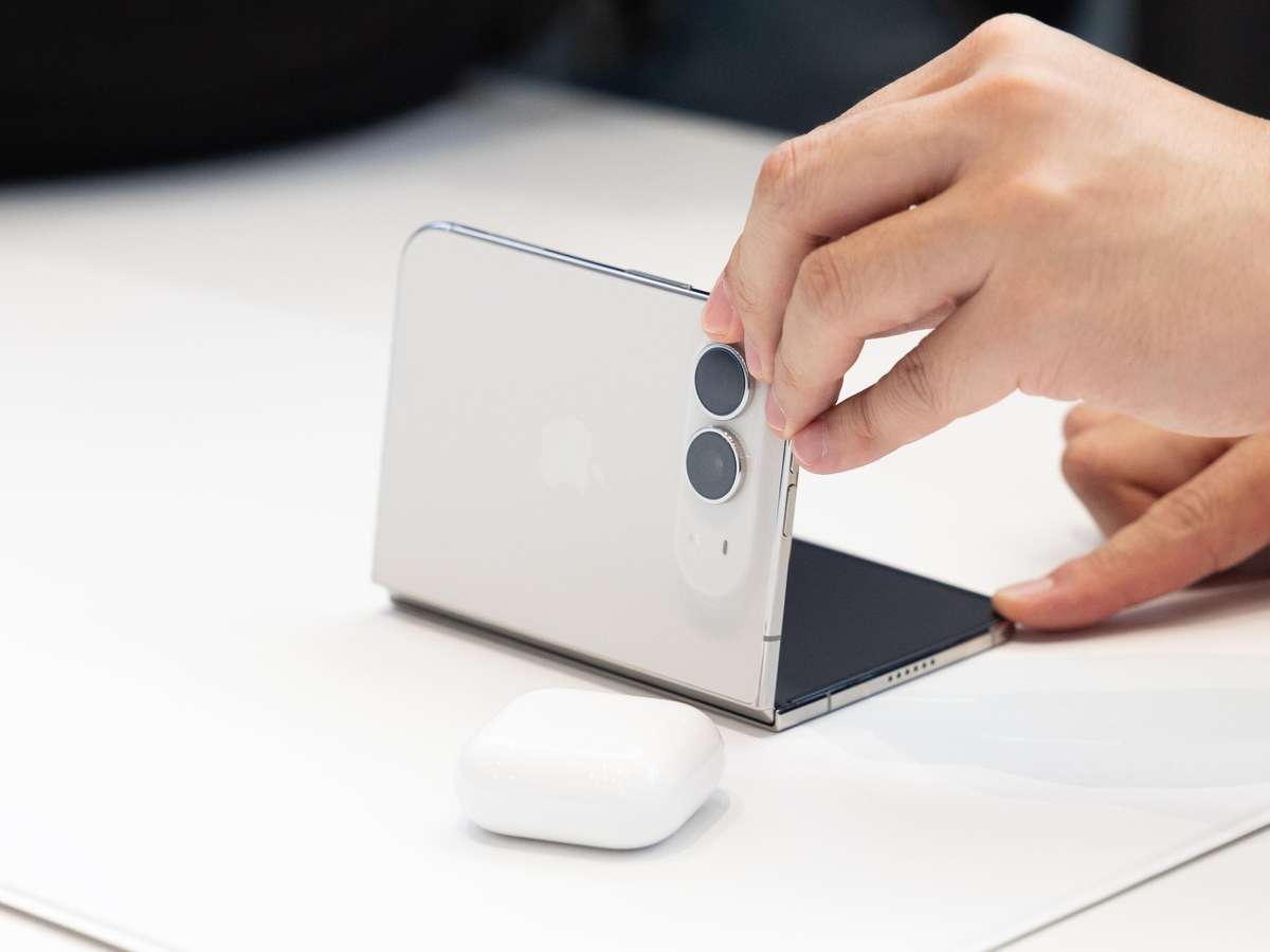 iPhone Duo: veja os preços no Brasil e nos EUA do celular dobrável da Apple em 2026