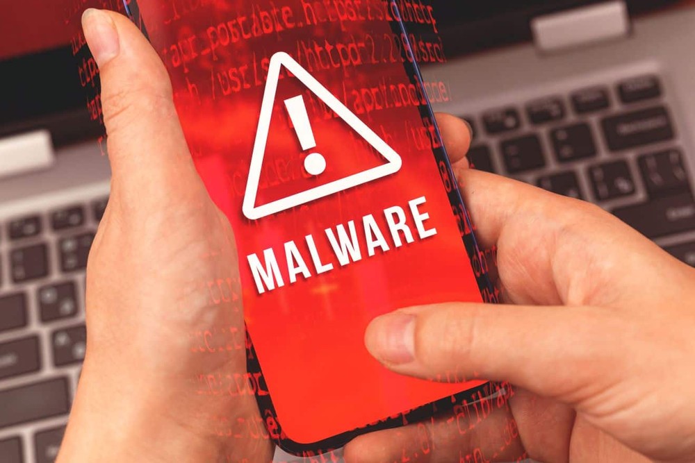 Infostealer faz uma varredura no computador, com o intuito de se apropriar das informações armazenadas — Foto: Reprodução/FellowNeko/Shutterstock