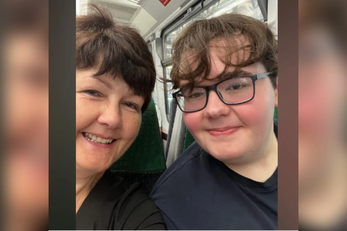 Imagem colorida de Joshua e sua mãe