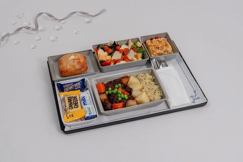 Passageiros da SIA em todas as classes recebendo novas opções de refeições e bebidas antes das atualizações dos assentos