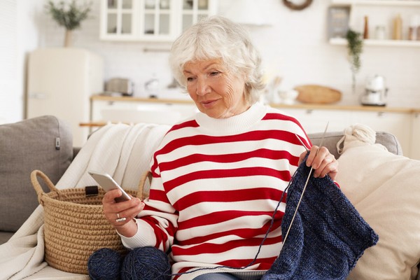 Google ensina 11 dicas exclusivas para proteger idosos de golpes no celular