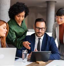 Descubra como a liderança impacta a saúde mental do trabalho. Veja 5 práticas essenciais para evitar a sobrecarga e promover o bem Foto: estar - Jelena Danilovic/iStock / Getty Images Plus / Bons Fluidos
