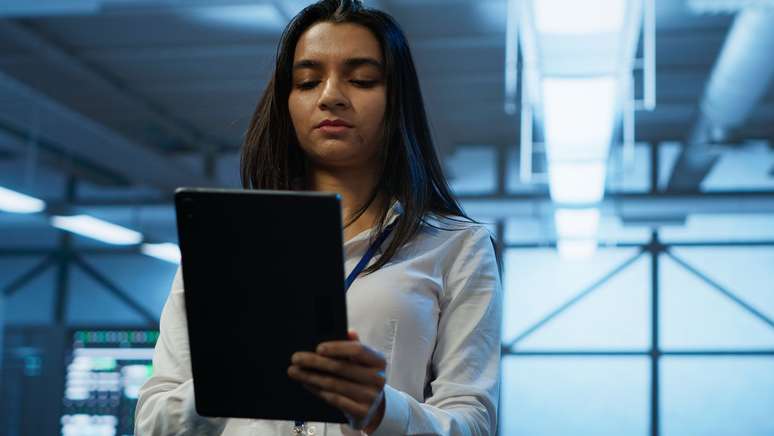 Shadow AI: o que é e como o uso da IA sem controle pode colocar empresas em risco