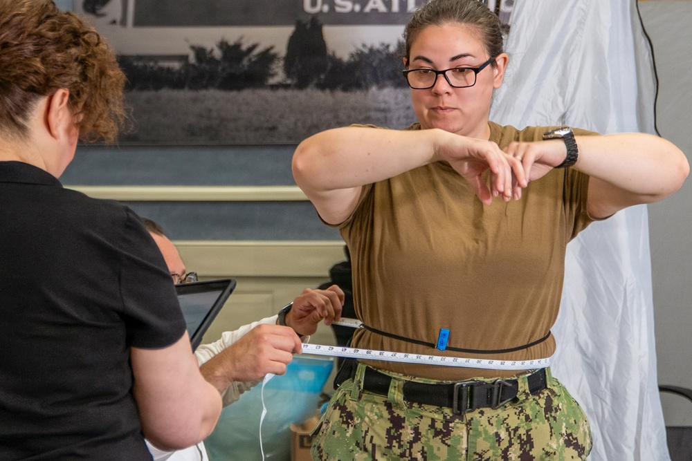Imagem relacionada à notícia: Os marinheiros moldam o futuro dos uniformes da marinha