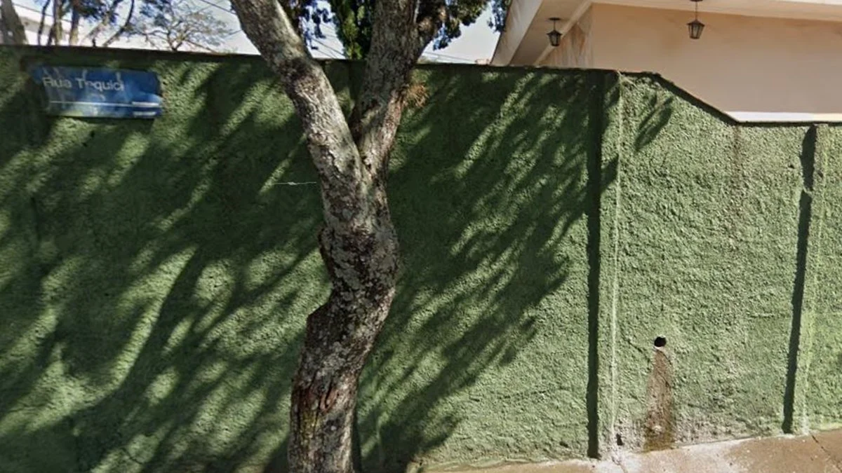 Prédio desaba sobre casa e deixa 8 pessoas sob escombros em São Paulo