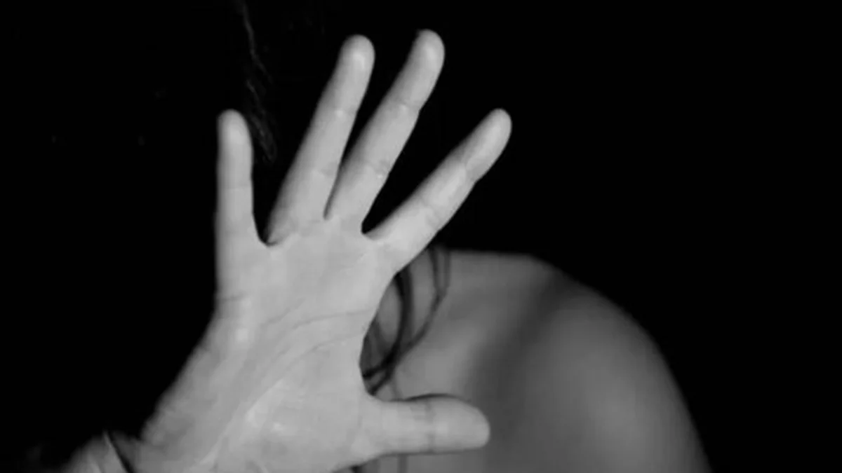 Menina de 11 anos liga para a PM e salva mãe ameaçada com facão em Minas