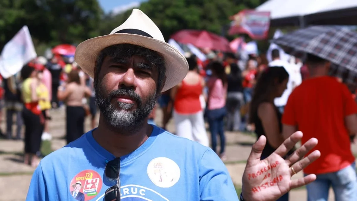Em manifestação na Praça do Buriti, professores pedem diálogo com o GDF