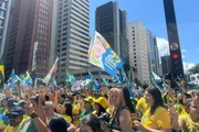 Flávio Bolsonaro chega na Avenida Paulista e cumprimenta apoiadores em ato - imagem 3