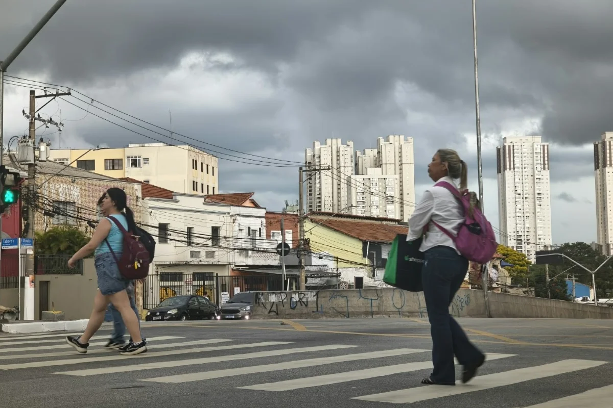 Tempo fechado na Avenida Francisco Morato, em SP - Metrópoles