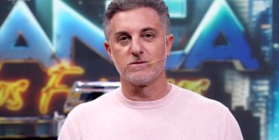 Luciano Huck apresentando o Domingão, programa patrocinado por Vorcaro Foto: Reprodução/Globo