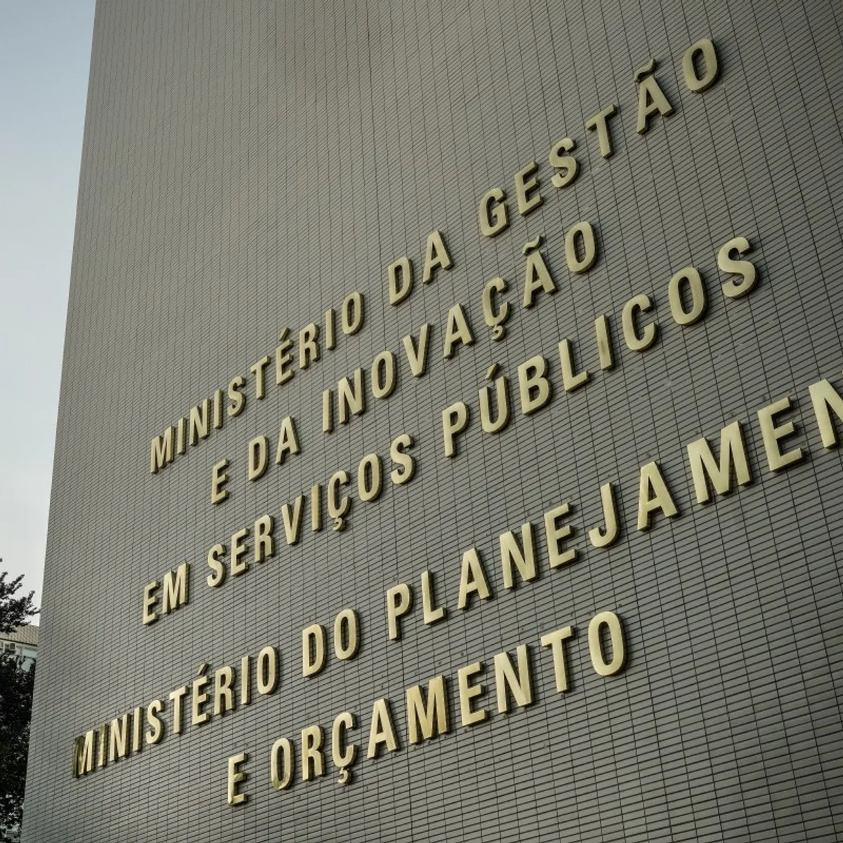 Reeleito, Lula precisa remanejar R$ 20 bilhões do Orçamento para bondades