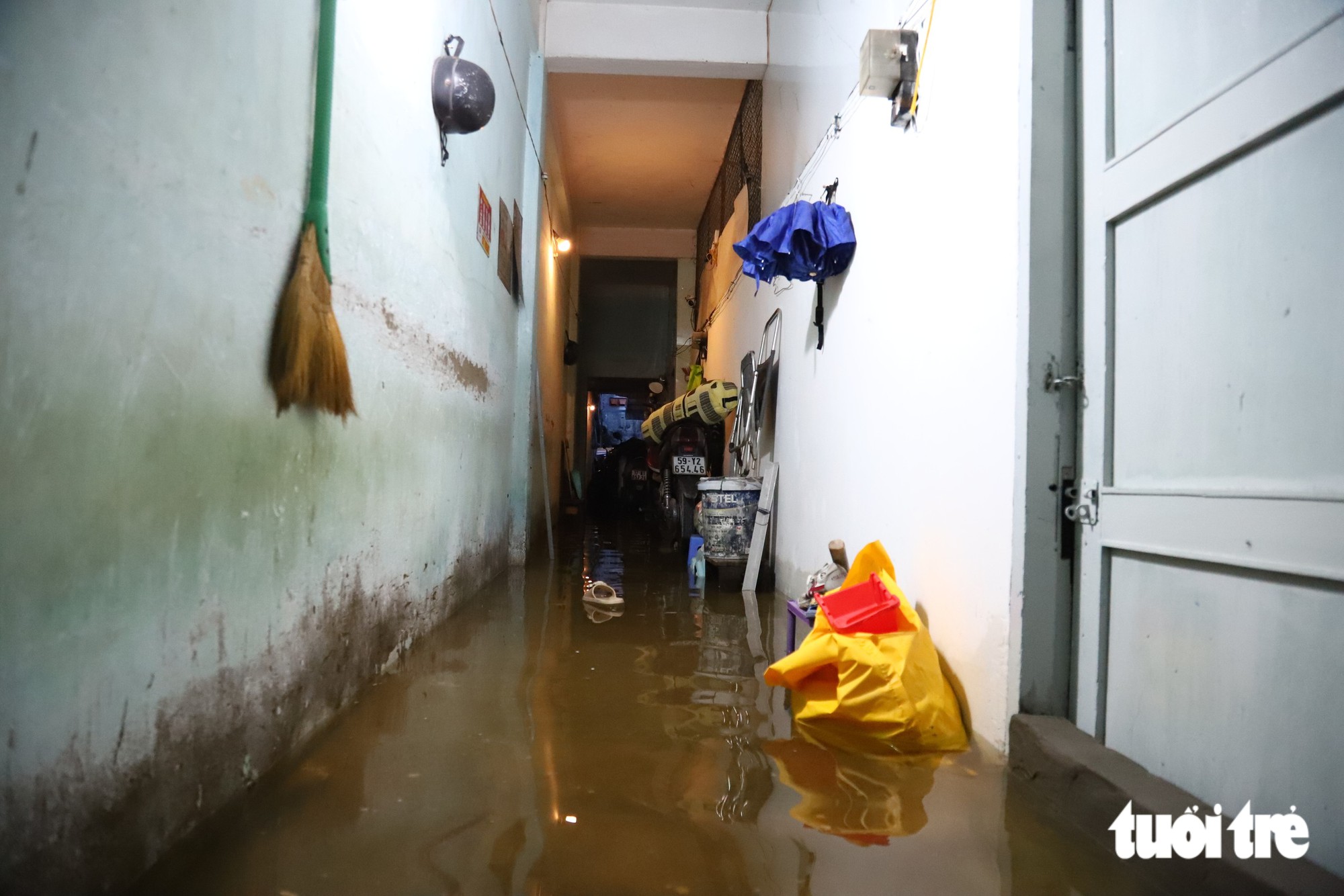 A maré atingiu o pico na manhã de fim de semana; os moradores acordaram às 4h para bombear água.