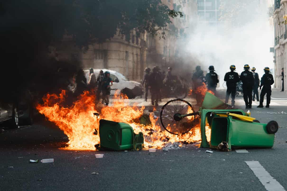 Mais de 400 escolas na França serão fechadas na segunda-feira, com mais protestos planejados