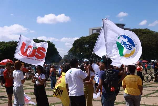 Em manifestação na Praça do Buriti, professores pedem diálogo com o GDF - destaque galeria