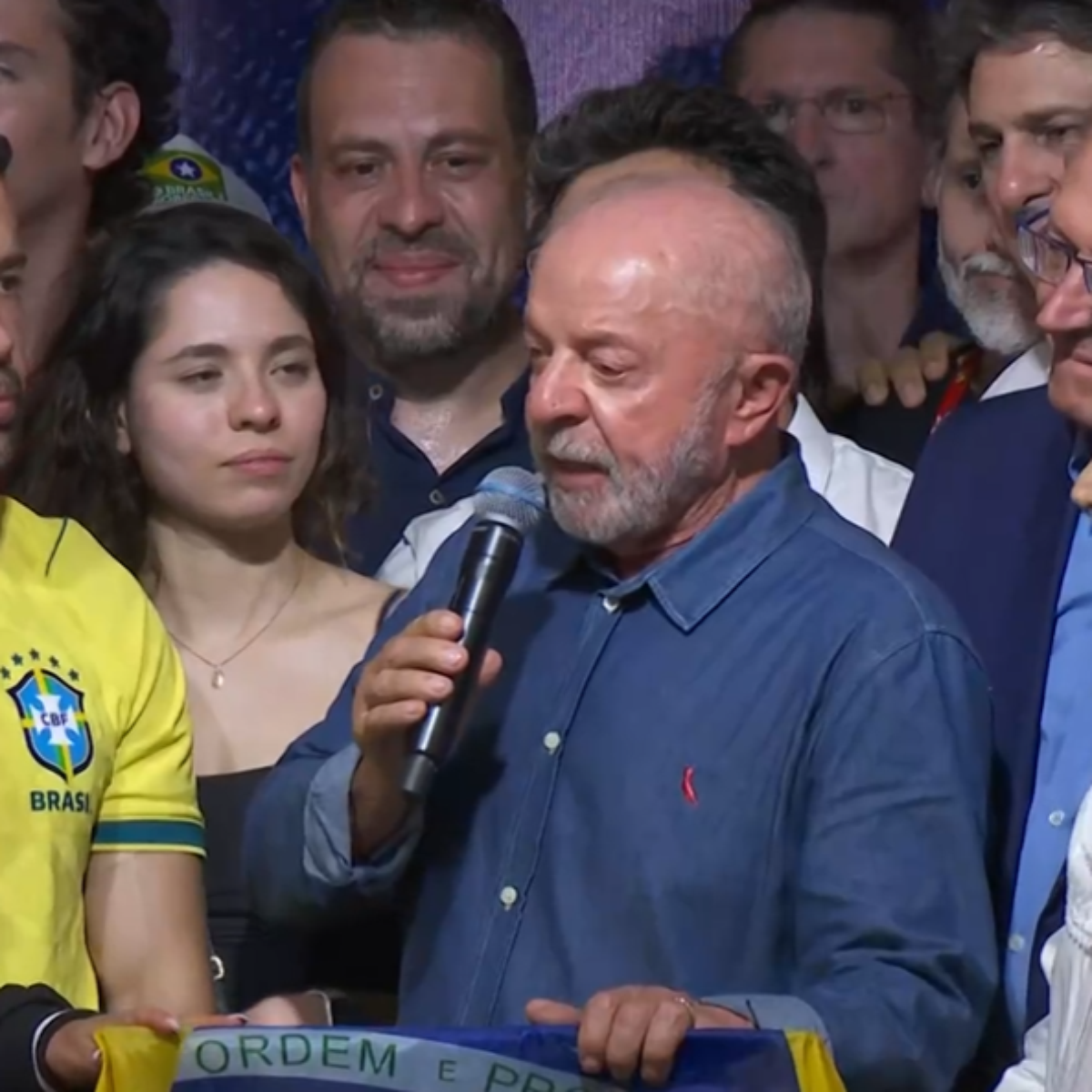 Veja quem estava ao lado de Lula em primeiro discurso após vitória nas eleições