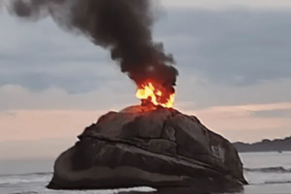 Estátua da Pedra da Feiticeira, no litoral de SP, é destruída por fogo - destaque galeria