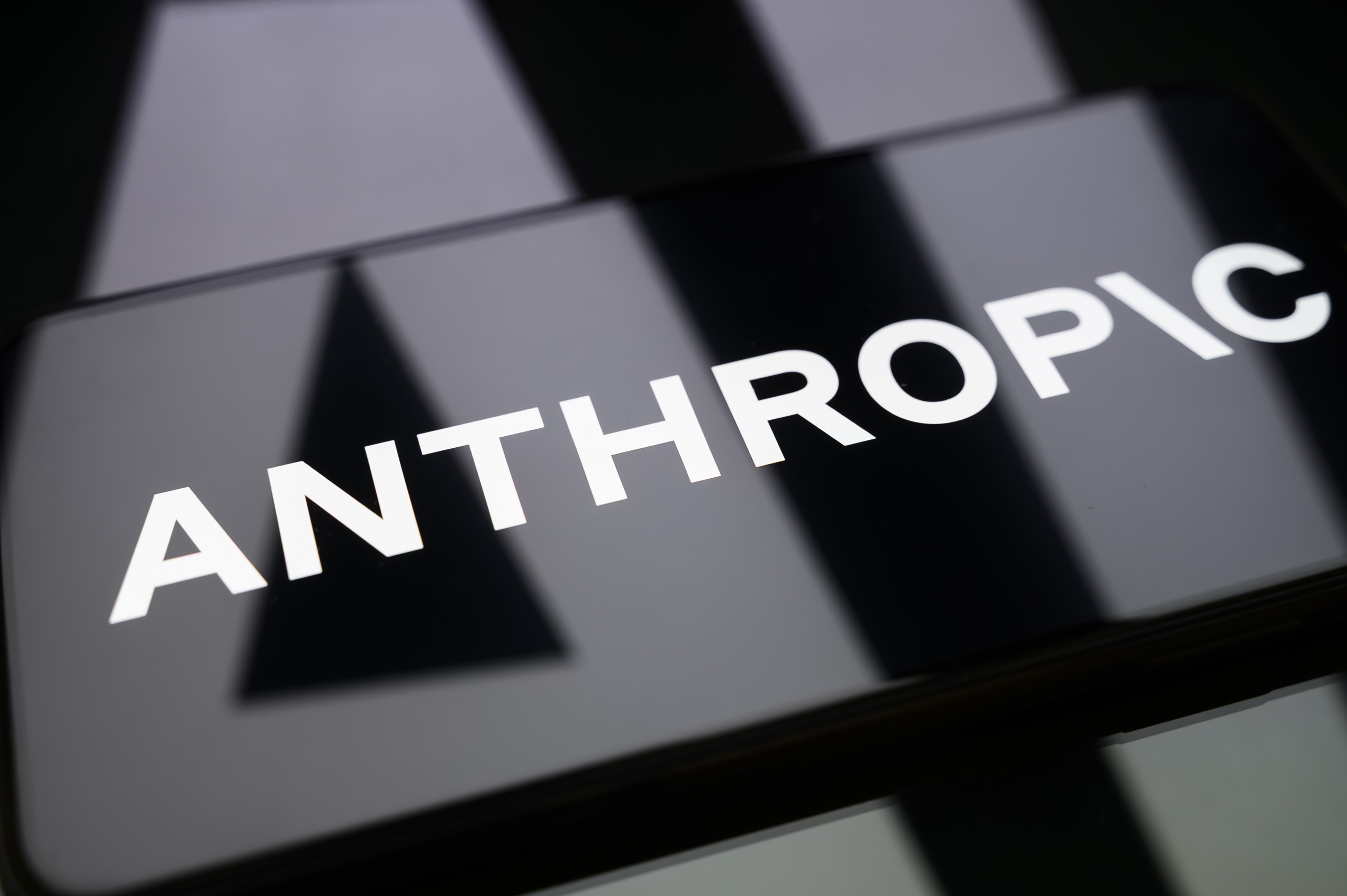 Bancos e Blackstone vão financiar R$ 340 bilhões em chips de IA para a Anthropic