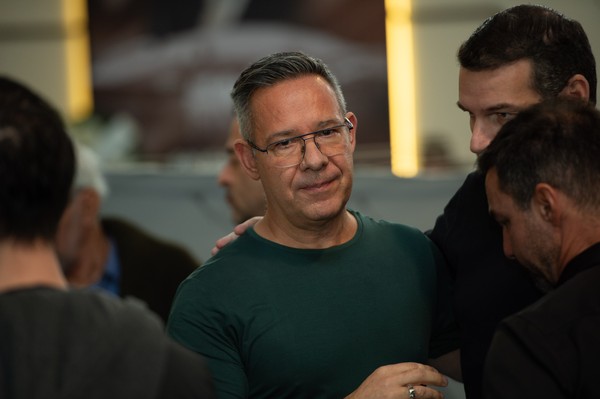 Corpo de Lito Sousa é velado em São Paulo; familiares e fãs se despedem