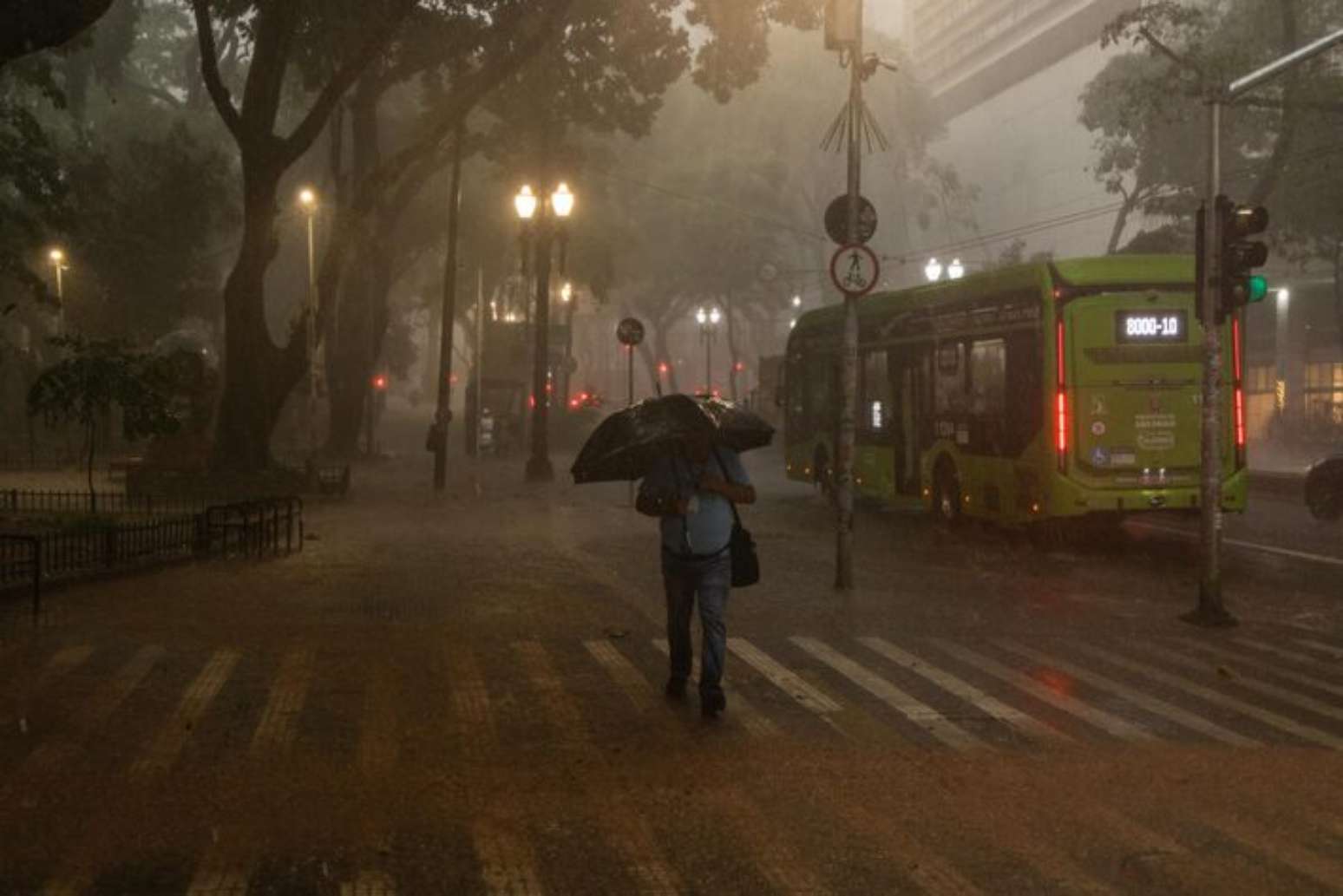 Chuva forte causa transtornos e alagamentos na cidade de S&atilde;o Paulo.