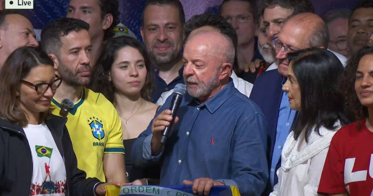 Veja quem estava ao lado de Lula em primeiro discurso após vitória nas eleições
