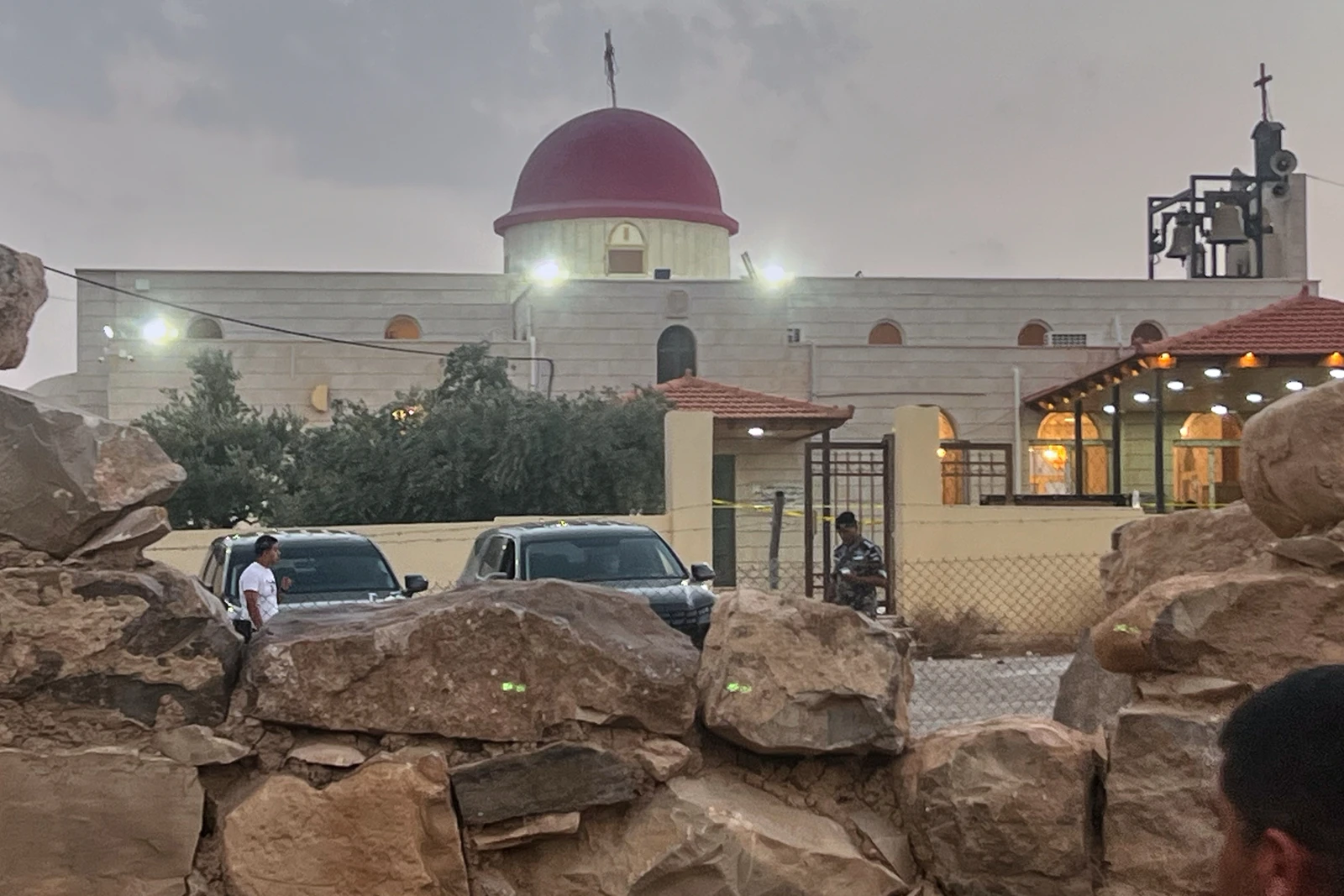 Homens armados abrem fogo em igreja na Jordânia, matando pelo menos 6 pessoas