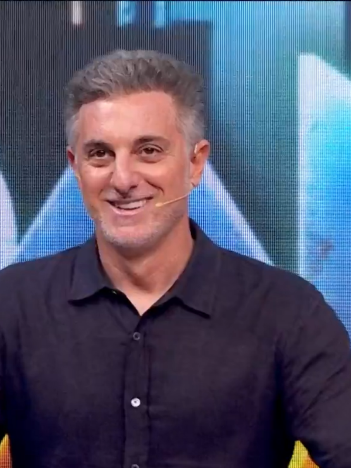 Luciano Huck comete gafe ao vivo e esquece nome de personagens ao comentar Quem Ama Cuida