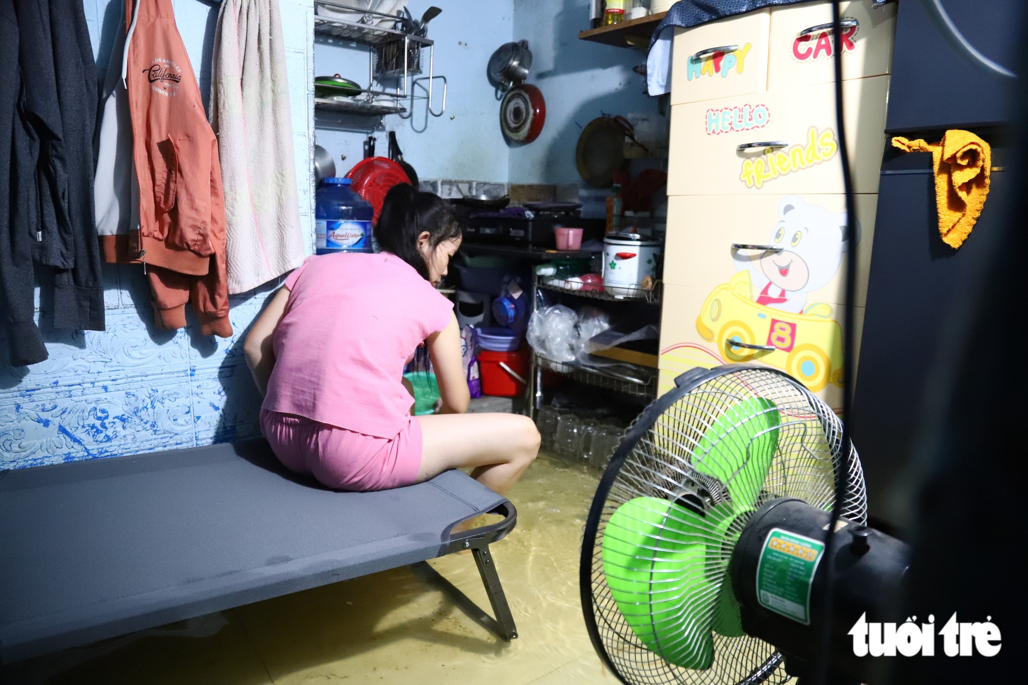 A maré atingiu o pico na manhã de fim de semana; os moradores acordaram às 4h para bombear água.