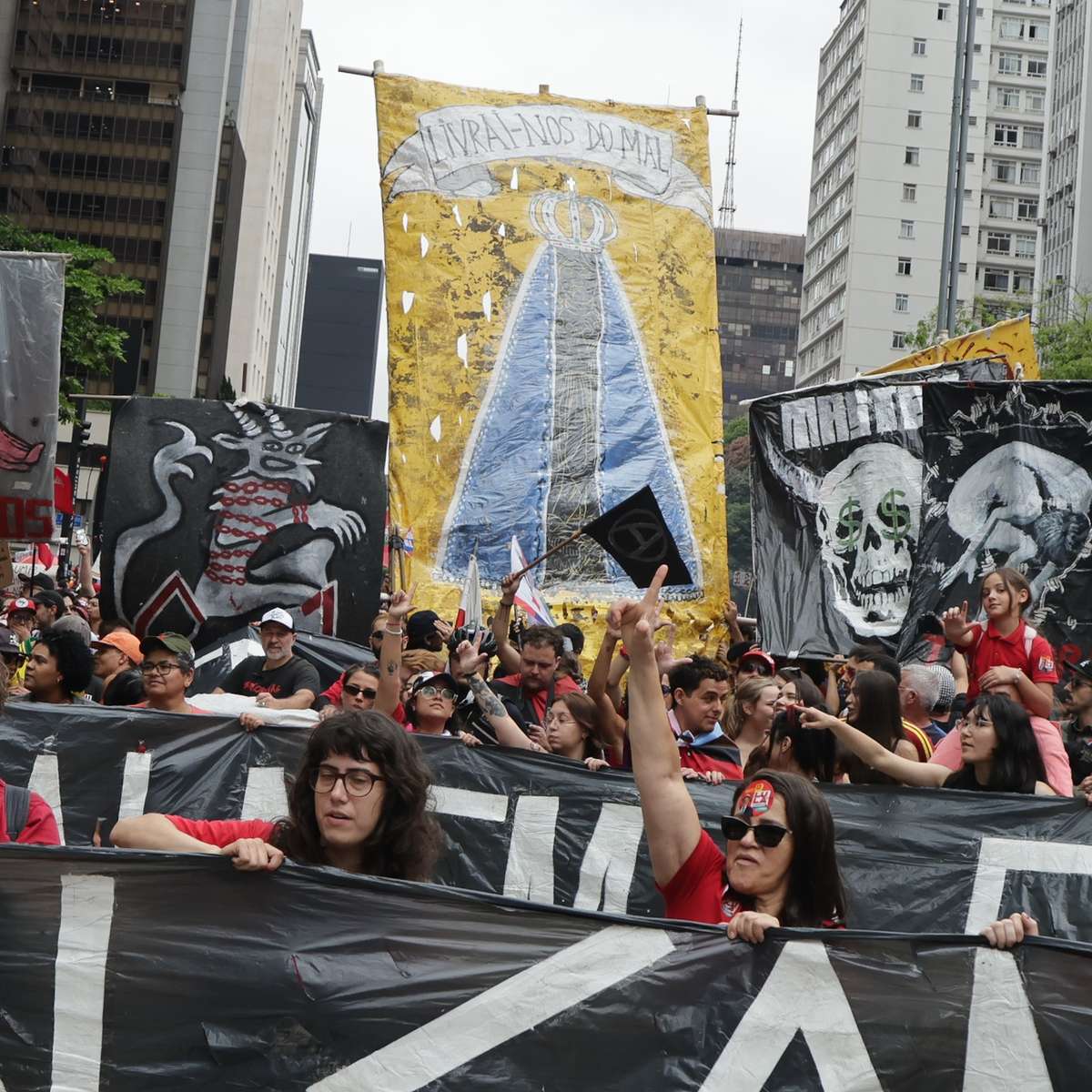 Manifestações e 'virada de voto' de jovens trazem projeção para Lula no 2° turno, apontam comentaristas do Datafolha