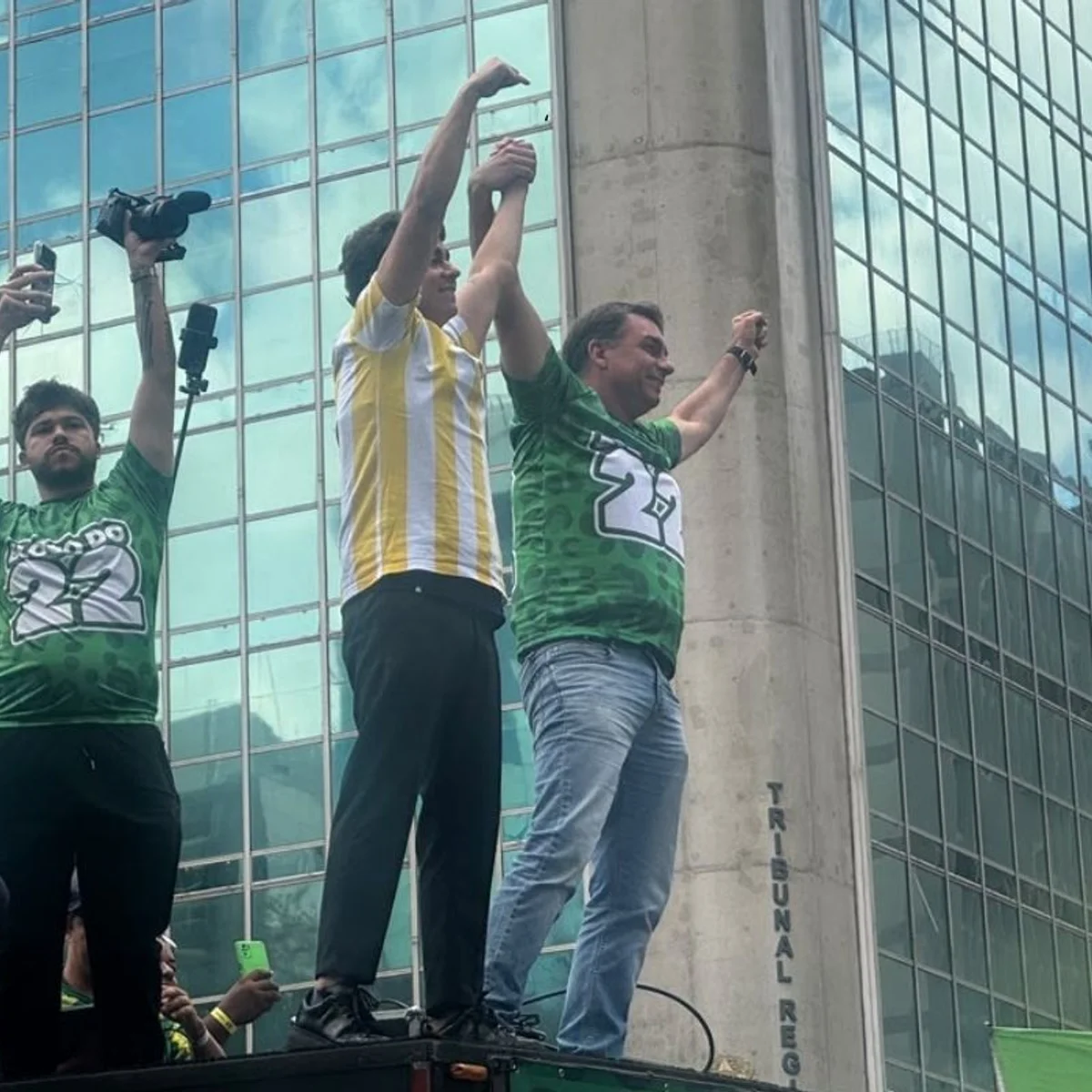 Flávio Bolsonaro chega na Avenida Paulista e cumprimenta apoiadores em ato