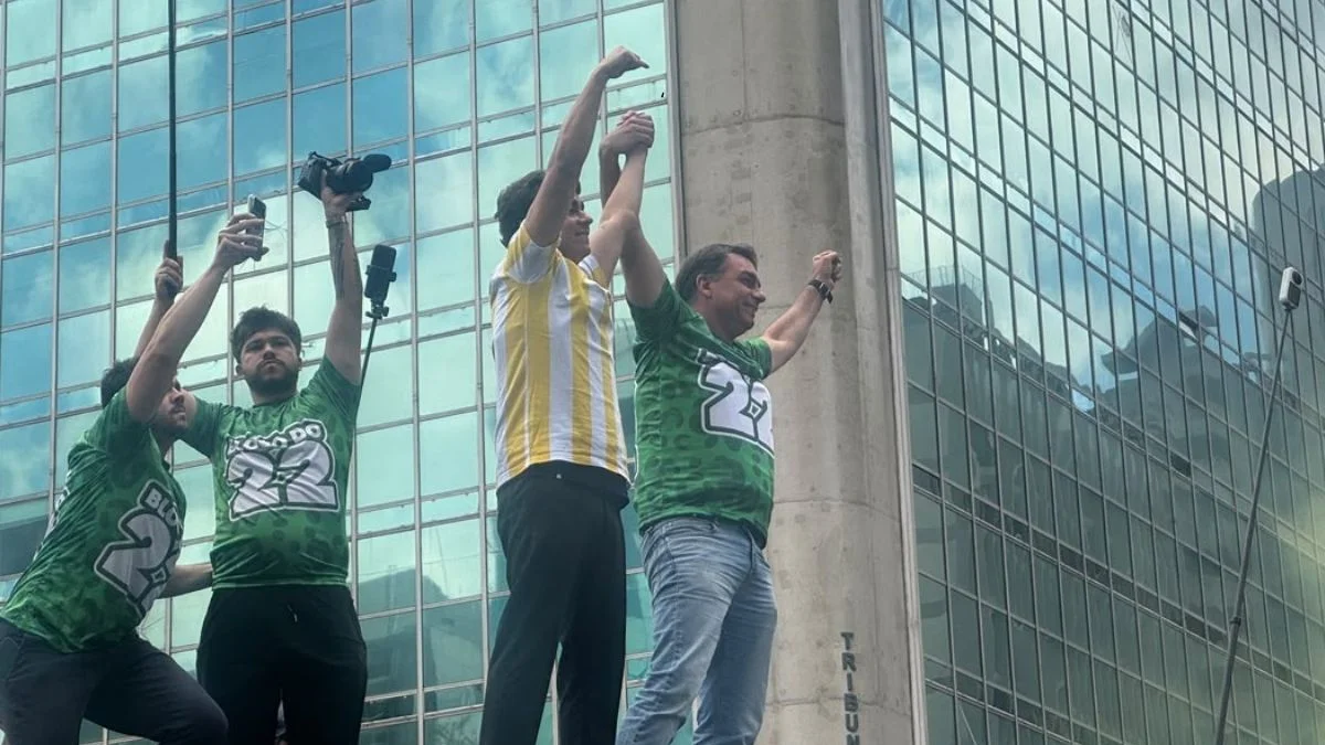 Flávio Bolsonaro chega na Avenida Paulista e cumprimenta apoiadores em ato