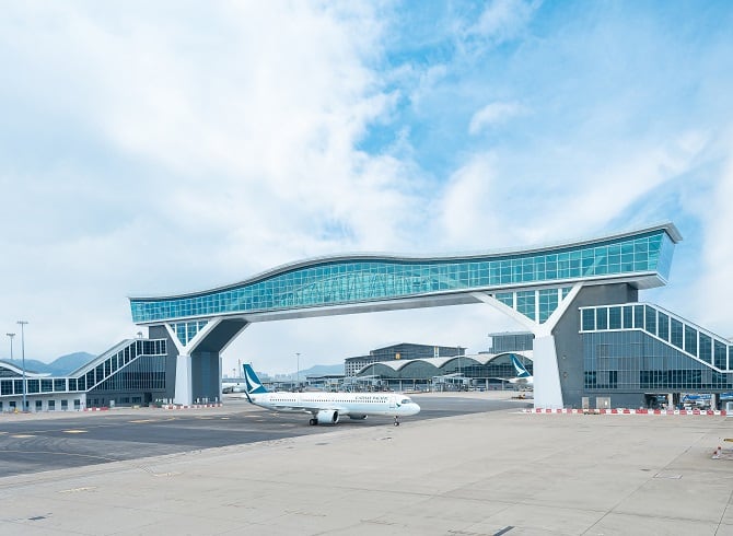 Ponte suspensa no aeroporto de Hong Kong é um dos paraísos dos observadores de aviões