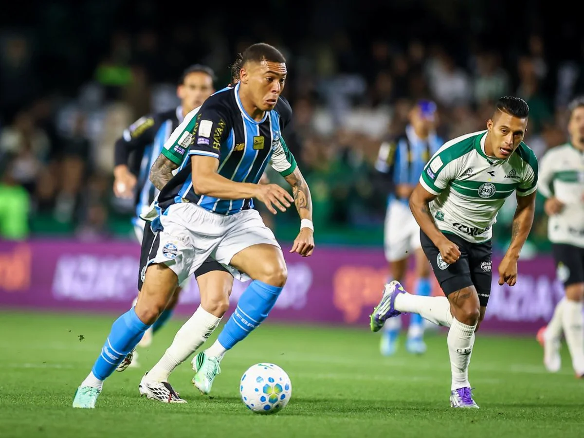 Braithwaite marca nos acréscimos e Grêmio vence Coritiba no Couto Pereira