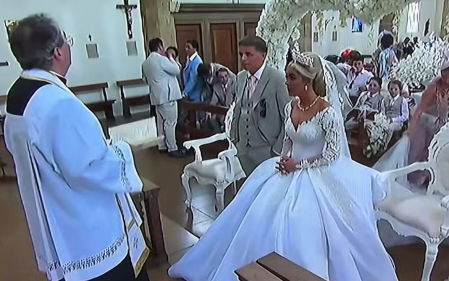 Noiva perde a paci&ecirc;ncia e grita com convidados em igreja: 'Calem a boca'