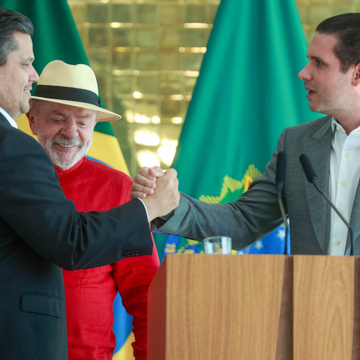 Lula faz história, mas terá país dividido e oposição no Congresso
