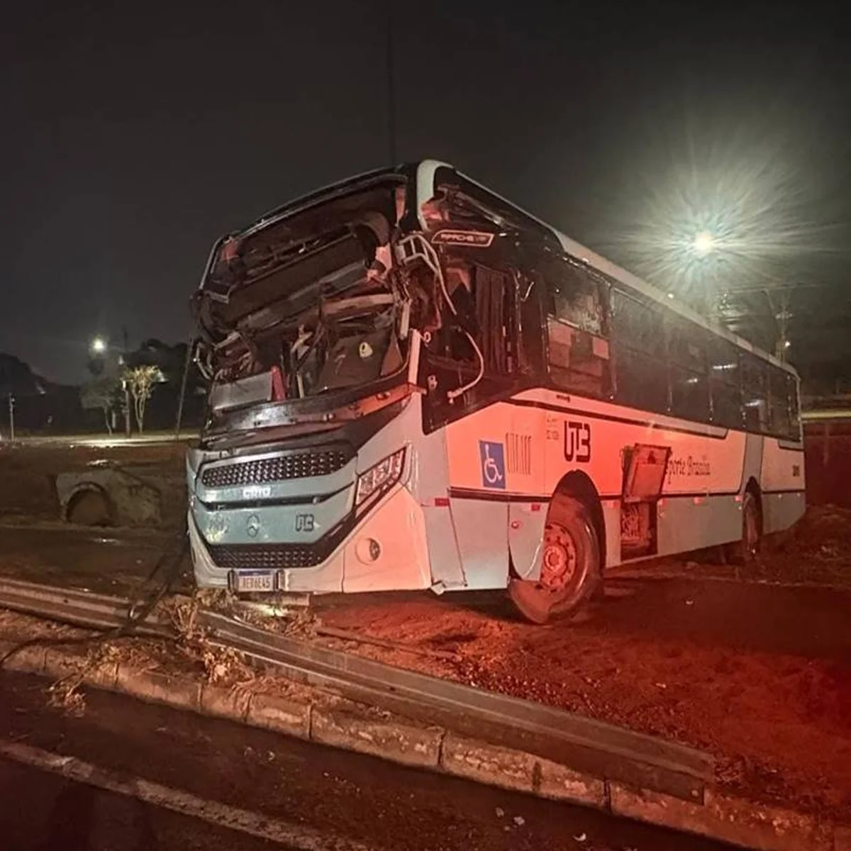 Dois passageiros ficam feridos após ônibus bater em parada no Park Way