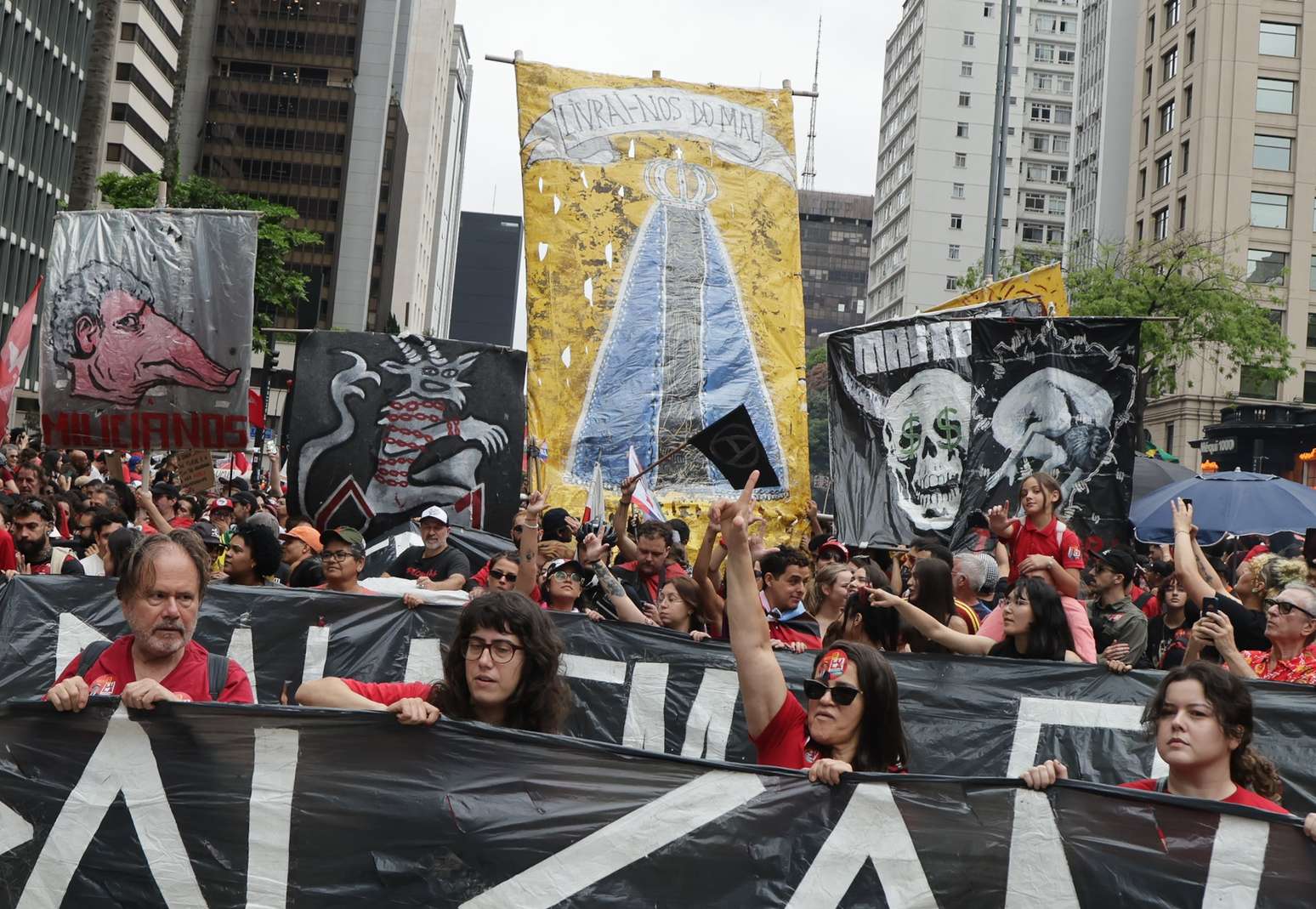 Militantes, simpatizantes e apoiadores do presidente da Rep&uacute;blica, Luiz In&aacute;cio Lula da Silva (PT), participam de um ato pol&iacute;tico em apoio &agrave; sua reelei&ccedil;&atilde;o na Avenida Paulista, na cidade de S&atilde;o Paulo (SP), neste domingo, 11 de outubro de 2026