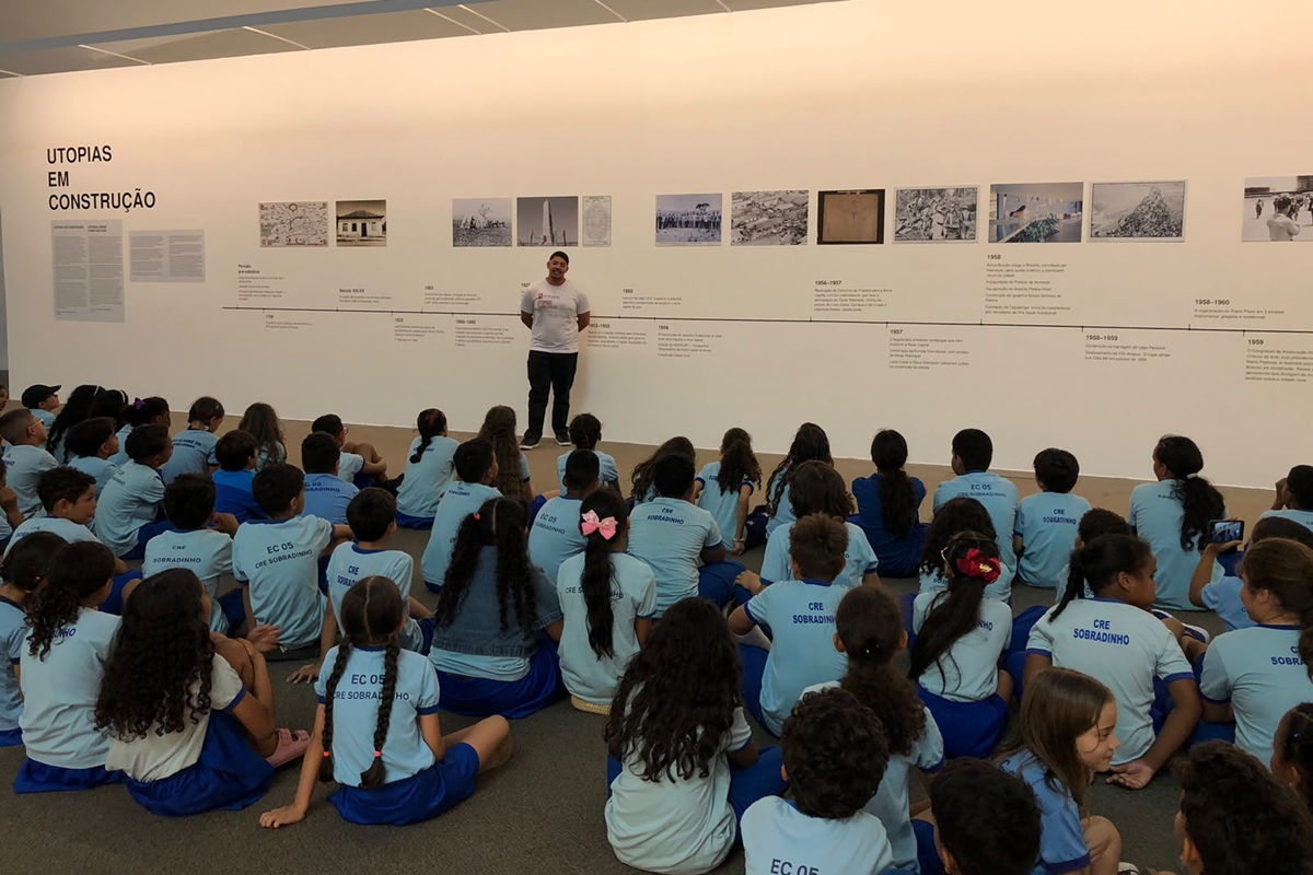 Mostra Utopias em construção faz alunos viajarem pela história de Brasília