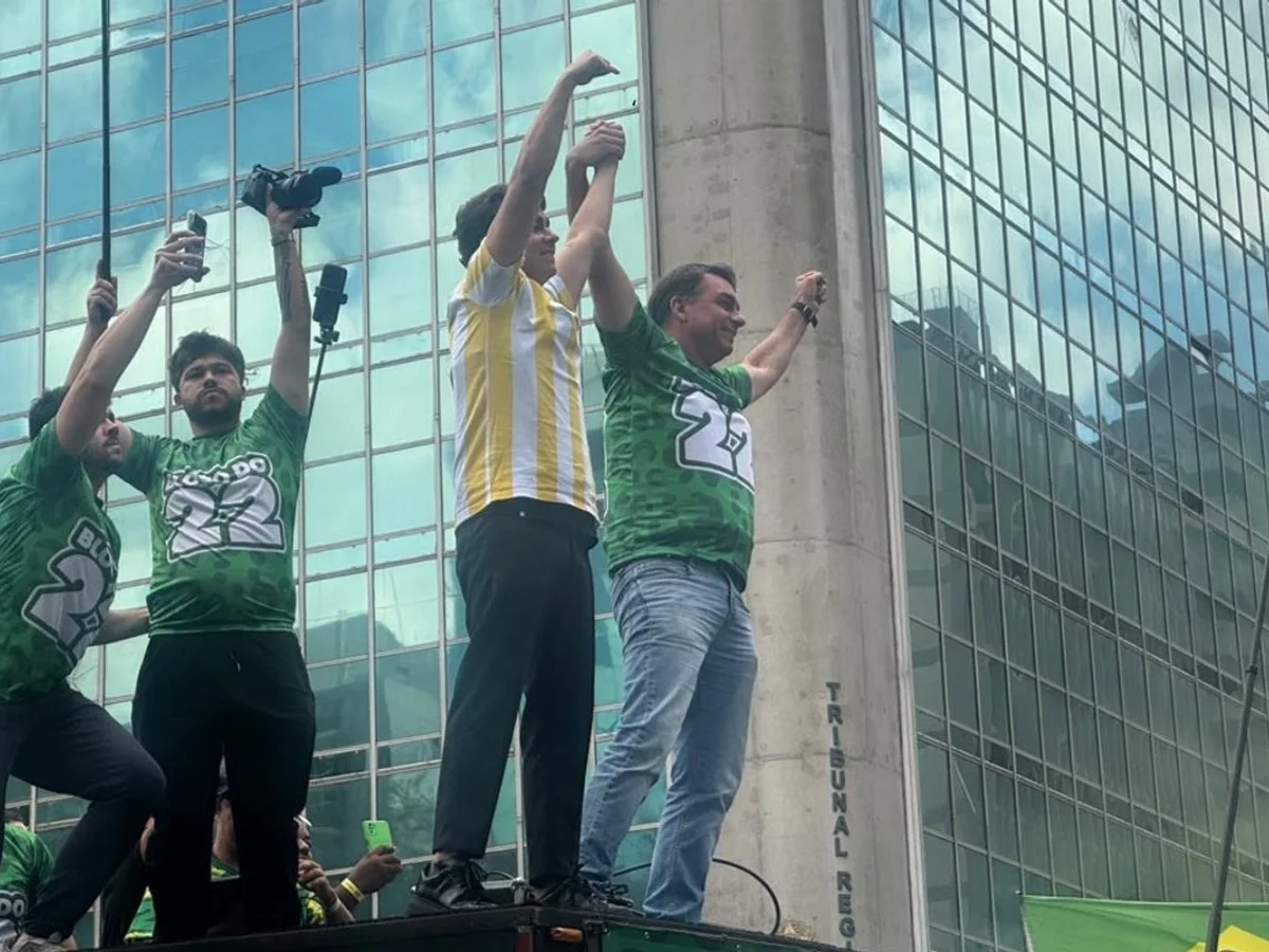 Flávio Bolsonaro chega na Avenida Paulista e cumprimenta apoiadores em ato
