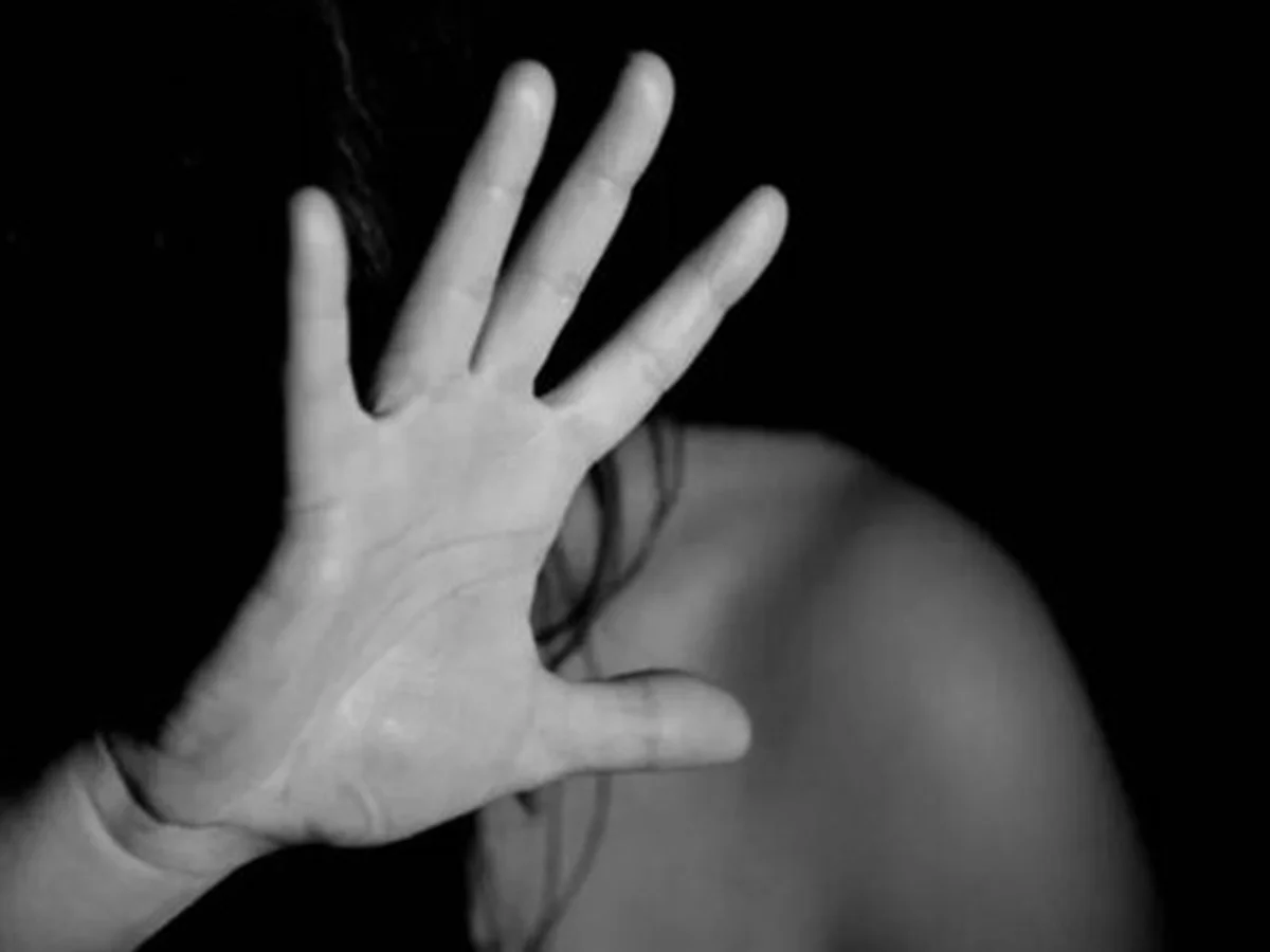 Menina de 11 anos liga para a PM e salva mãe ameaçada com facão em Minas
