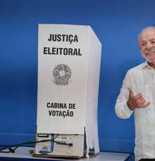 O presidente e candidato à reeleição Luiz Inácio Lula da Silva (PT) vota na Escola Estadual Dr. João Firmino Correia de Araújo, em São Bernardo do Campo, na Grande São Paulo, neste domingo, 25 de outubro de 2026, segundo turno das eleições. Foto: WERTHER SANTANA/ESTADÃO CONTEÚDO/ESTADÃO CONTEÚDO
