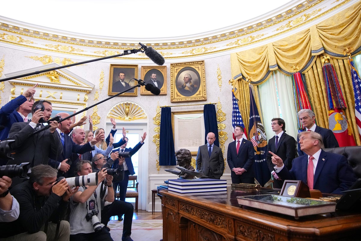 A Casa Branca exige que o Politico retire os artigos e se desculpe com Trump ou 'enfrente as consequências': relatório