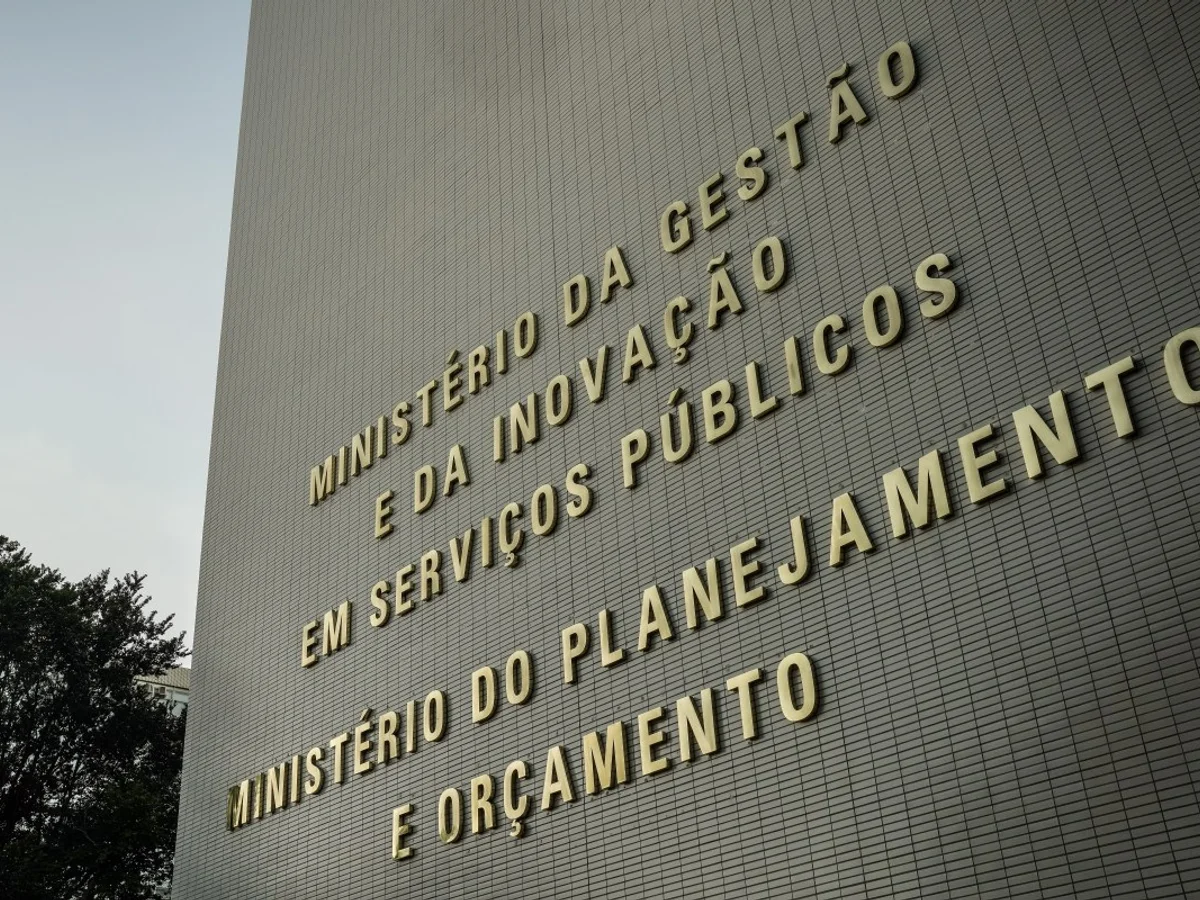 Reeleito, Lula precisa remanejar R$ 20 bilhões do Orçamento para bondades