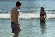 Sabrina Sato e Nicolas Prattes são clicados na praia